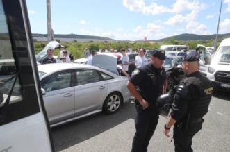 Navijači Rijeke na izlazu Dugopolje uz policijsku pratnju nastavljaju prema Poljudu Navijači Rijeke na izlazu Dugopolje uz policijsku pratnju nastavljaju prema Poljudu