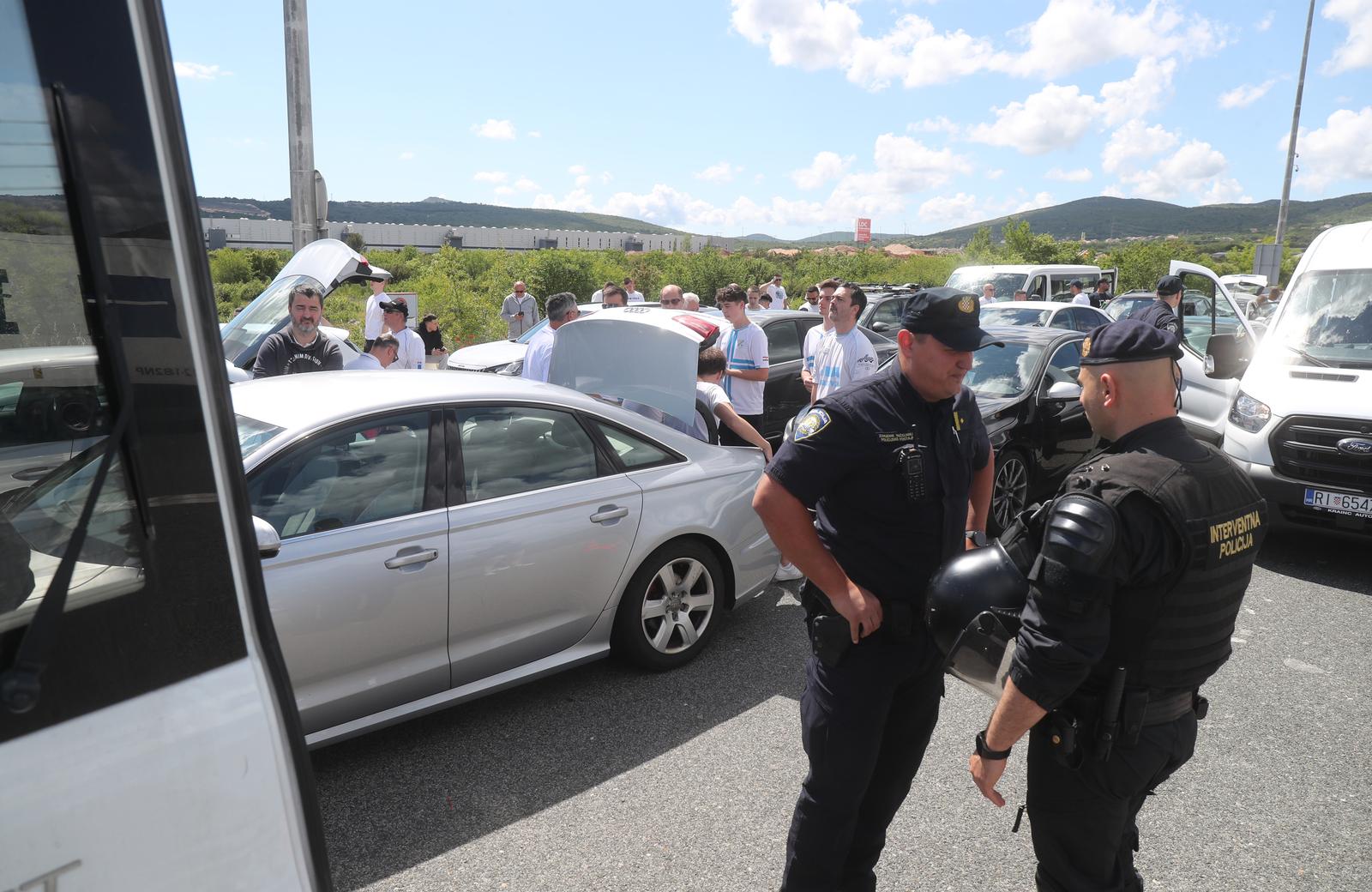 Navijači Rijeke na izlazu Dugopolje uz policijsku pratnju nastavljaju prema Poljudu Navijači Rijeke na izlazu Dugopolje uz policijsku pratnju nastavljaju prema Poljudu