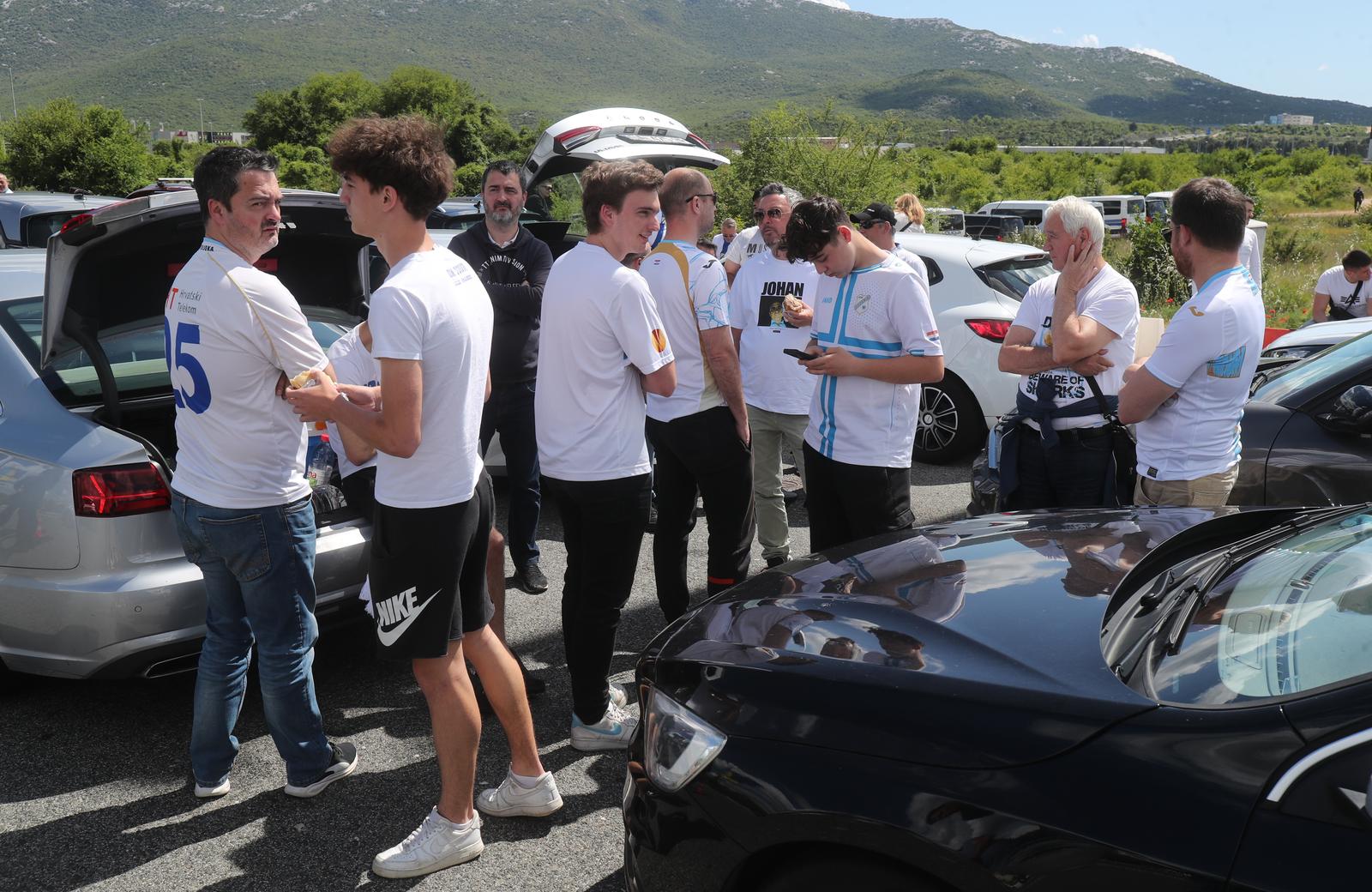 Navijači Rijeke na izlazu Dugopolje uz policijsku pratnju nastavljaju prema Poljudu Navijači Rijeke na izlazu Dugopolje uz policijsku pratnju nastavljaju prema Poljudu