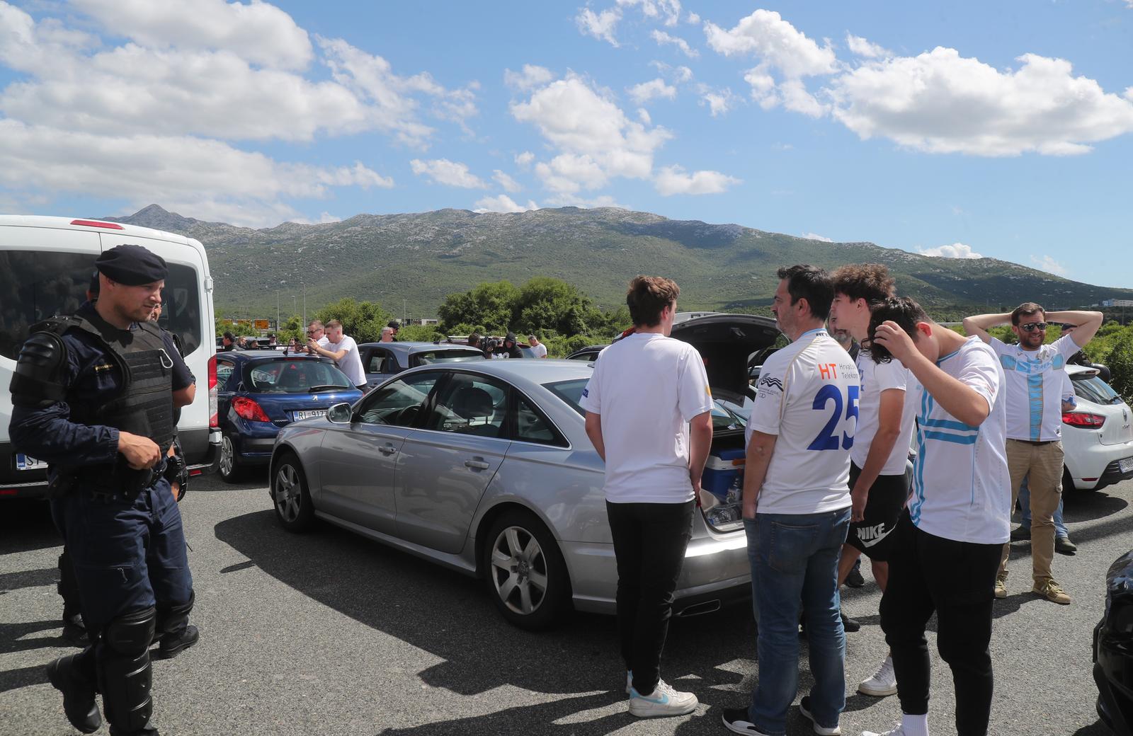 Navijači Rijeke na izlazu Dugopolje uz policijsku pratnju nastavljaju prema Poljudu Navijači Rijeke na izlazu Dugopolje uz policijsku pratnju nastavljaju prema Poljudu