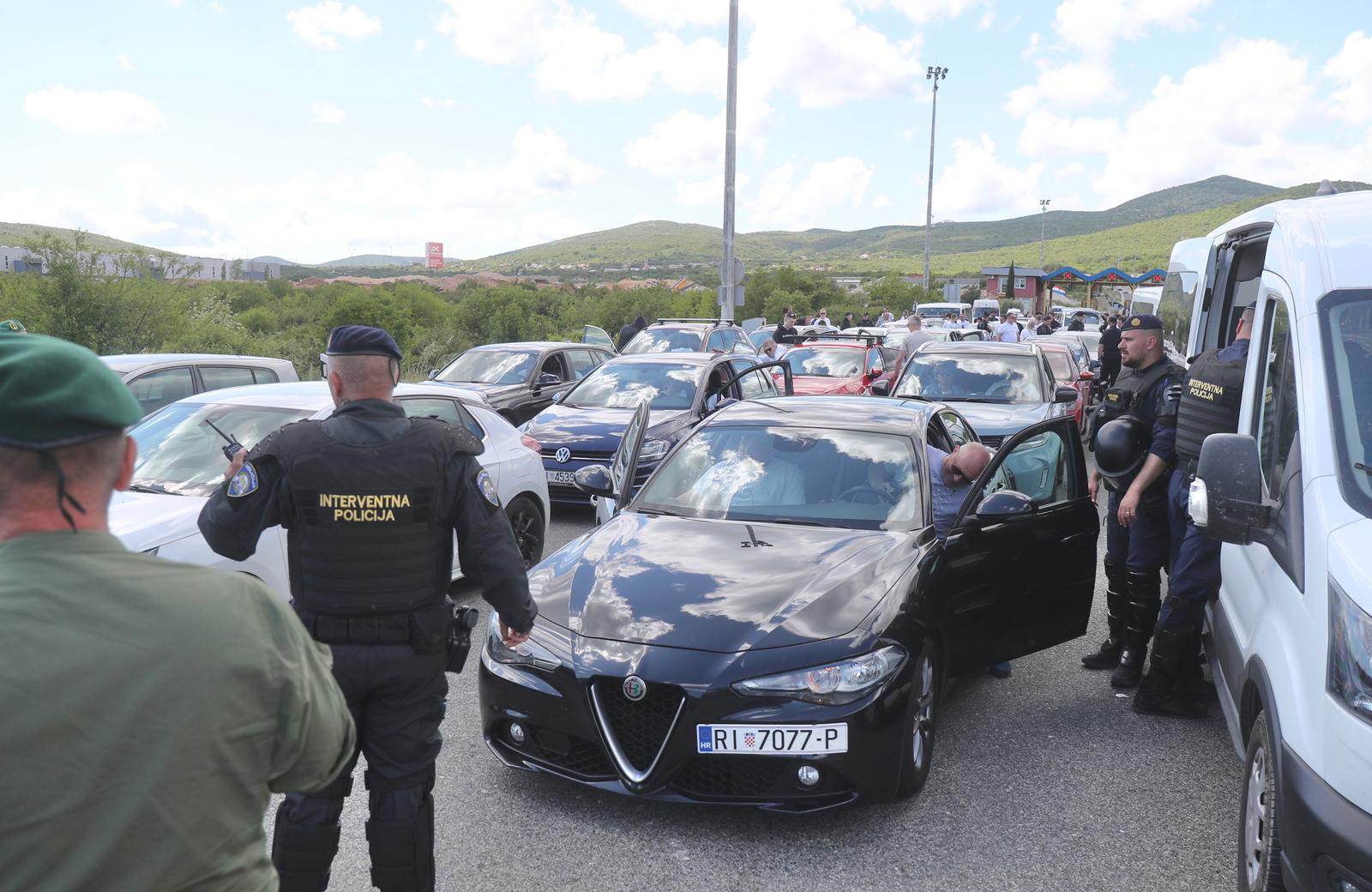 Navijači Rijeke na izlazu Dugopolje uz policijsku pratnju nastavljaju prema Poljudu Navijači Rijeke na izlazu Dugopolje uz policijsku pratnju nastavljaju prema Poljudu