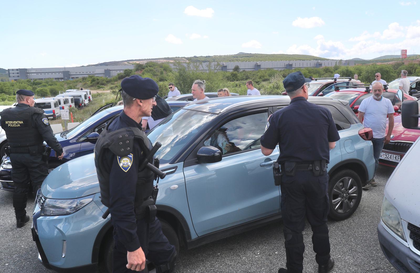 Navijači Rijeke na izlazu Dugopolje uz policijsku pratnju nastavljaju prema Poljudu Navijači Rijeke na izlazu Dugopolje uz policijsku pratnju nastavljaju prema Poljudu
