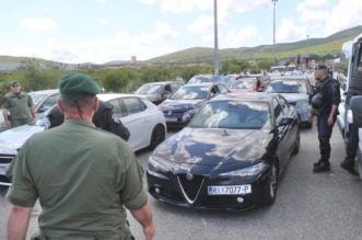 Navijači Rijeke na izlazu Dugopolje uz policijsku pratnju nastavljaju prema Poljudu Navijači Rijeke na izlazu Dugopolje uz policijsku pratnju nastavljaju prema Poljudu