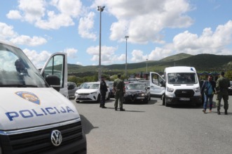 Navijači Rijeke na izlazu Dugopolje uz policijsku pratnju nastavljaju prema Poljudu Navijači Rijeke na izlazu Dugopolje uz policijsku pratnju nastavljaju prema Poljudu