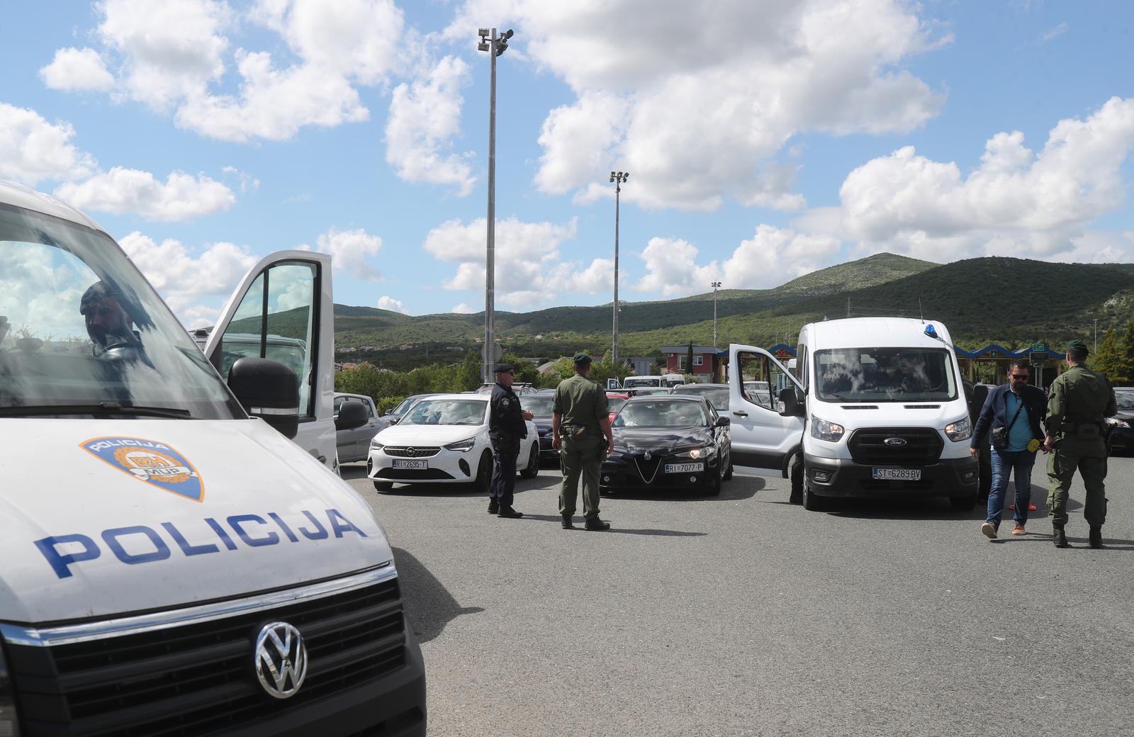 Navijači Rijeke na izlazu Dugopolje uz policijsku pratnju nastavljaju prema Poljudu Navijači Rijeke na izlazu Dugopolje uz policijsku pratnju nastavljaju prema Poljudu