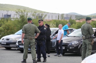 Navijači Rijeke na izlazu Dugopolje uz policijsku pratnju nastavljaju prema Poljudu Navijači Rijeke na izlazu Dugopolje uz policijsku pratnju nastavljaju prema Poljudu