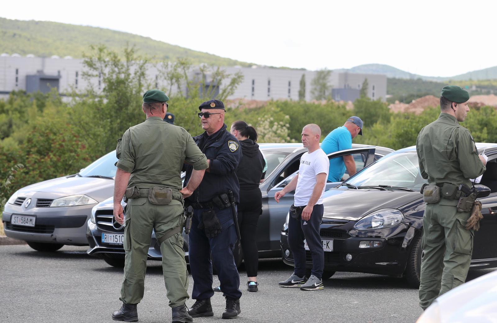 Navijači Rijeke na izlazu Dugopolje uz policijsku pratnju nastavljaju prema Poljudu Navijači Rijeke na izlazu Dugopolje uz policijsku pratnju nastavljaju prema Poljudu