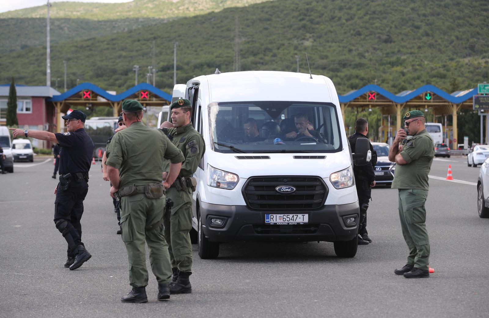 Navijači Rijeke na izlazu Dugopolje uz policijsku pratnju nastavljaju prema Poljudu Navijači Rijeke na izlazu Dugopolje uz policijsku pratnju nastavljaju prema Poljudu