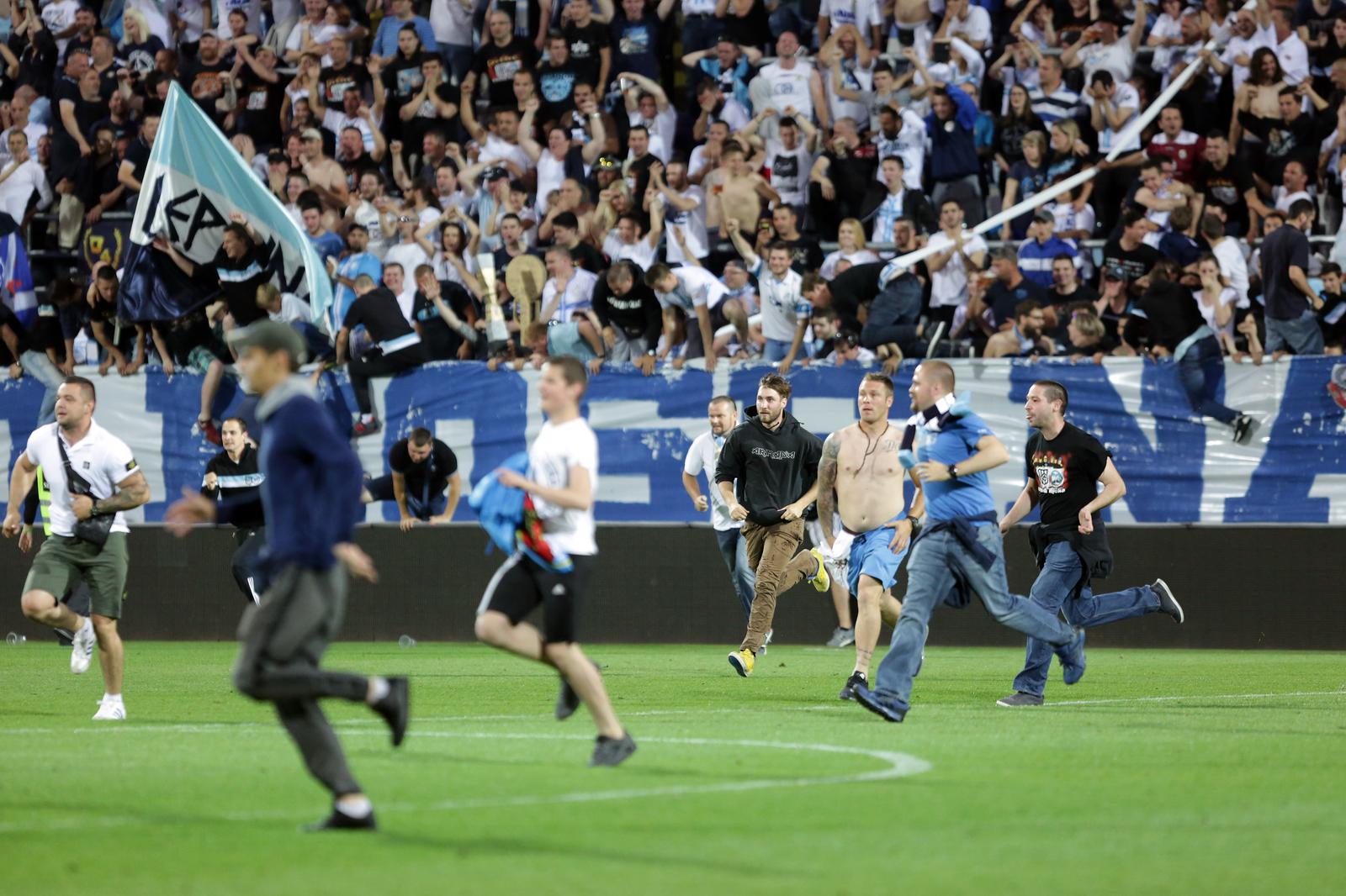 ARHIVA – 2017. Rijeka: Navija?i utr?ali u teren i s igra?ima proslavili povijesni naslov prvaka Hrvatske