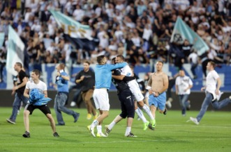 ARHIVA – 2017. Rijeka: Navija?i utr?ali u teren i s igra?ima proslavili povijesni naslov prvaka Hrvatske