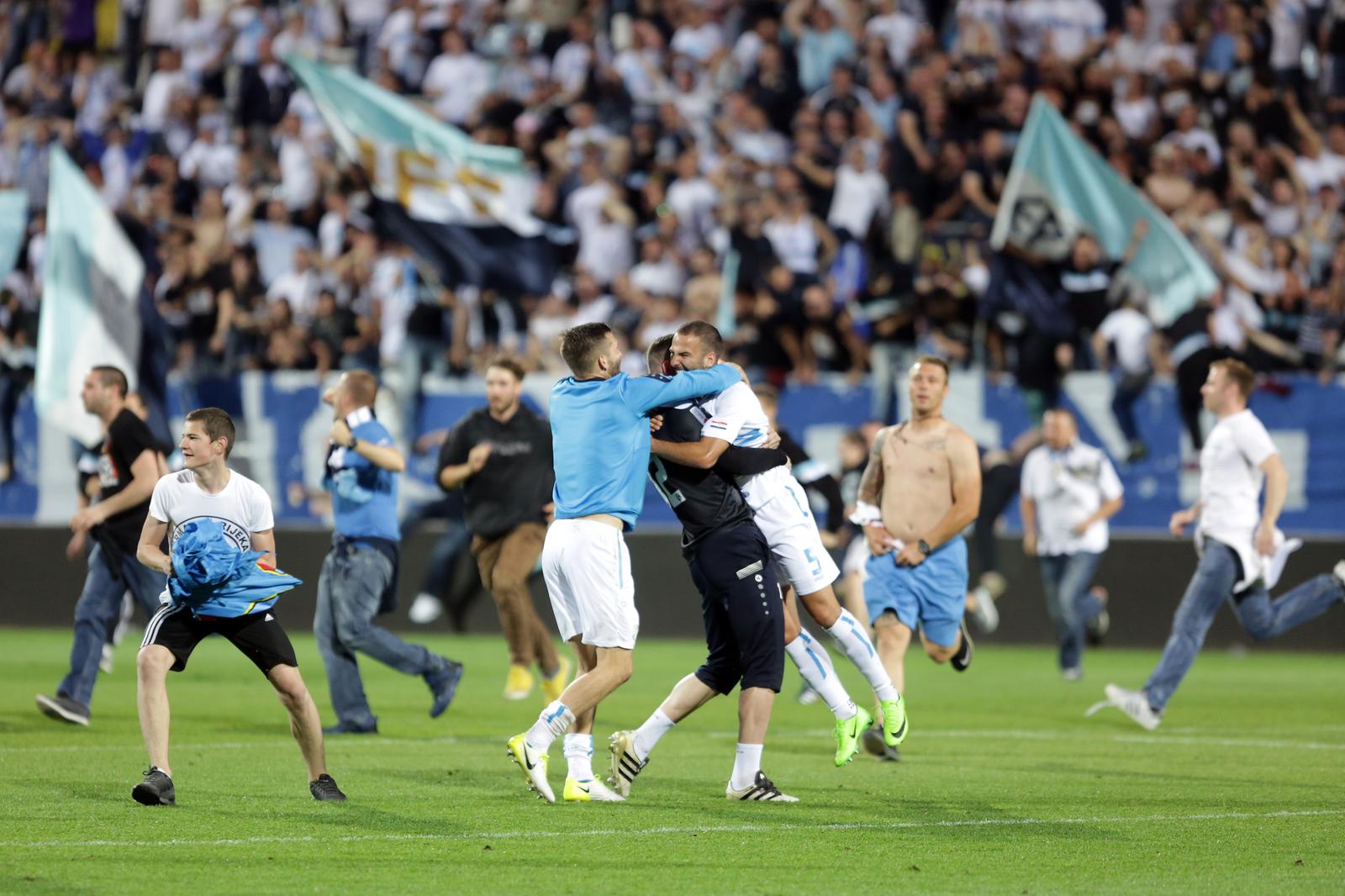 ARHIVA – 2017. Rijeka: Navija?i utr?ali u teren i s igra?ima proslavili povijesni naslov prvaka Hrvatske