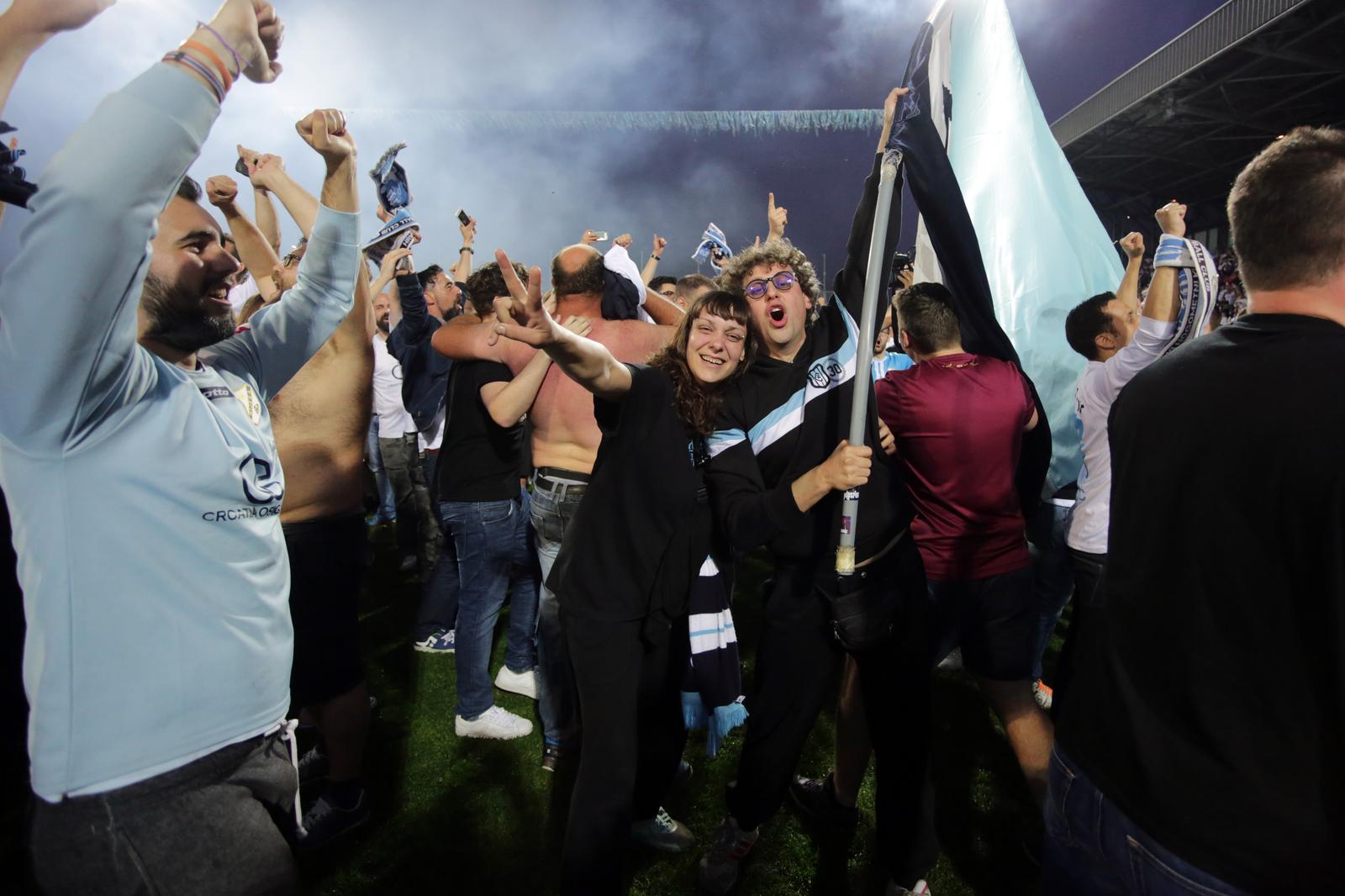 ARHIVA – 2017. Rijeka: Navija?i utr?ali u teren i s igra?ima proslavili povijesni naslov prvaka Hrvatske