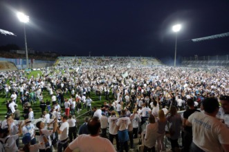 ARHIVA – 2017. Rijeka: Navija?i utr?ali u teren i s igra?ima proslavili povijesni naslov prvaka Hrvatske