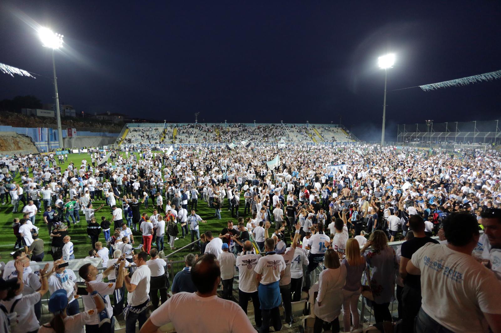 ARHIVA – 2017. Rijeka: Navija?i utr?ali u teren i s igra?ima proslavili povijesni naslov prvaka Hrvatske