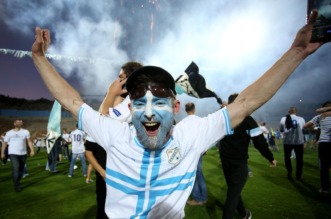 ARHIVA – 2017. Rijeka: Navija?i utr?ali u teren i s igra?ima proslavili povijesni naslov prvaka Hrvatske