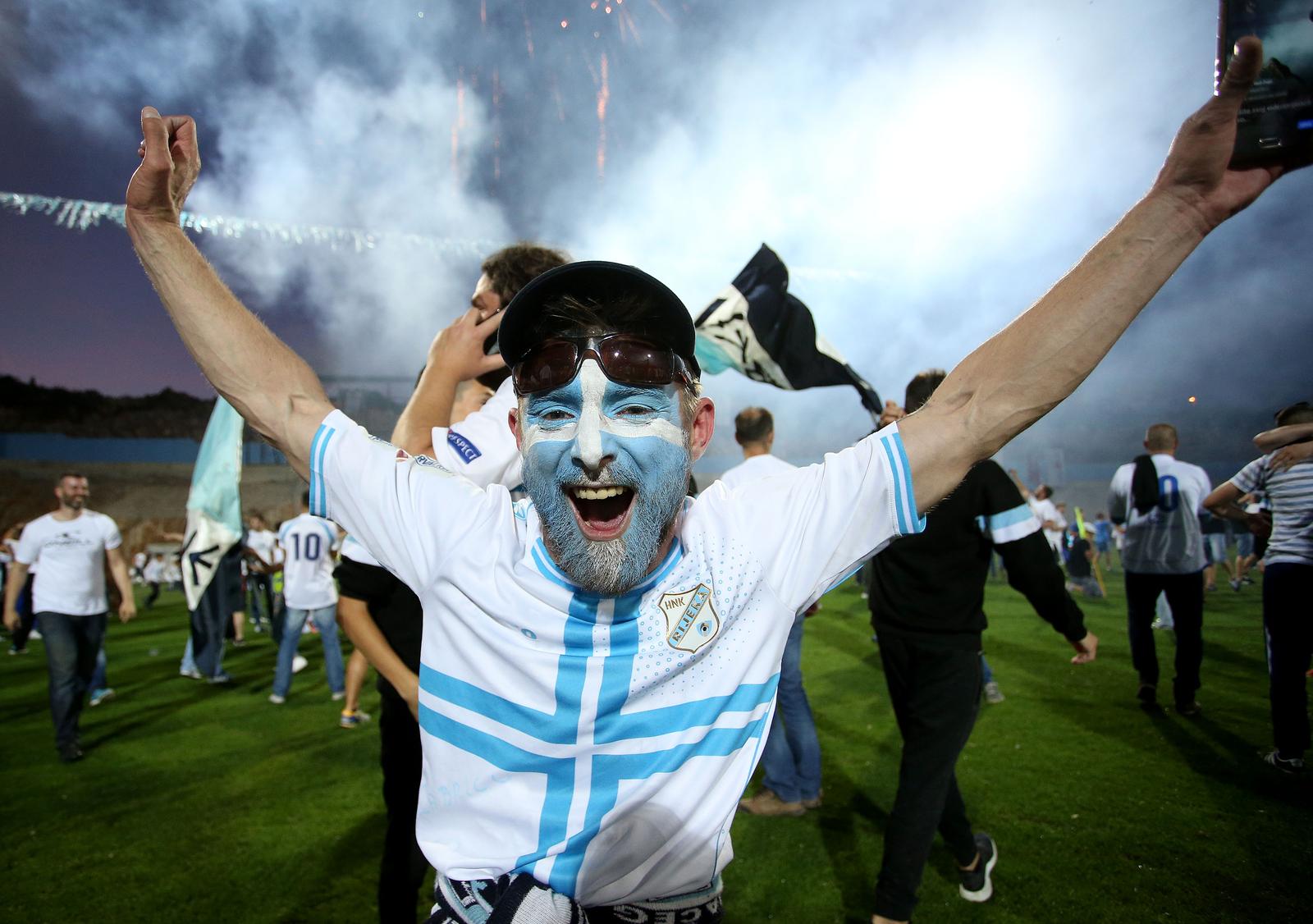 ARHIVA – 2017. Rijeka: Navija?i utr?ali u teren i s igra?ima proslavili povijesni naslov prvaka Hrvatske