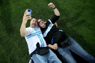 ARHIVA – 2017. Rijeka: Navija?i utr?ali u teren i s igra?ima proslavili povijesni naslov prvaka Hrvatske