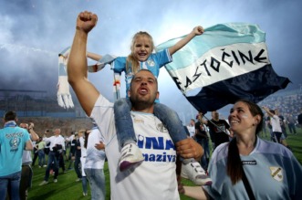 ARHIVA – 2017. Rijeka: Navija?i utr?ali u teren i s igra?ima proslavili povijesni naslov prvaka Hrvatske