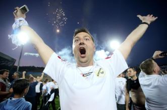 ARHIVA – 2017. Rijeka: Navija?i utr?ali u teren i s igra?ima proslavili povijesni naslov prvaka Hrvatske