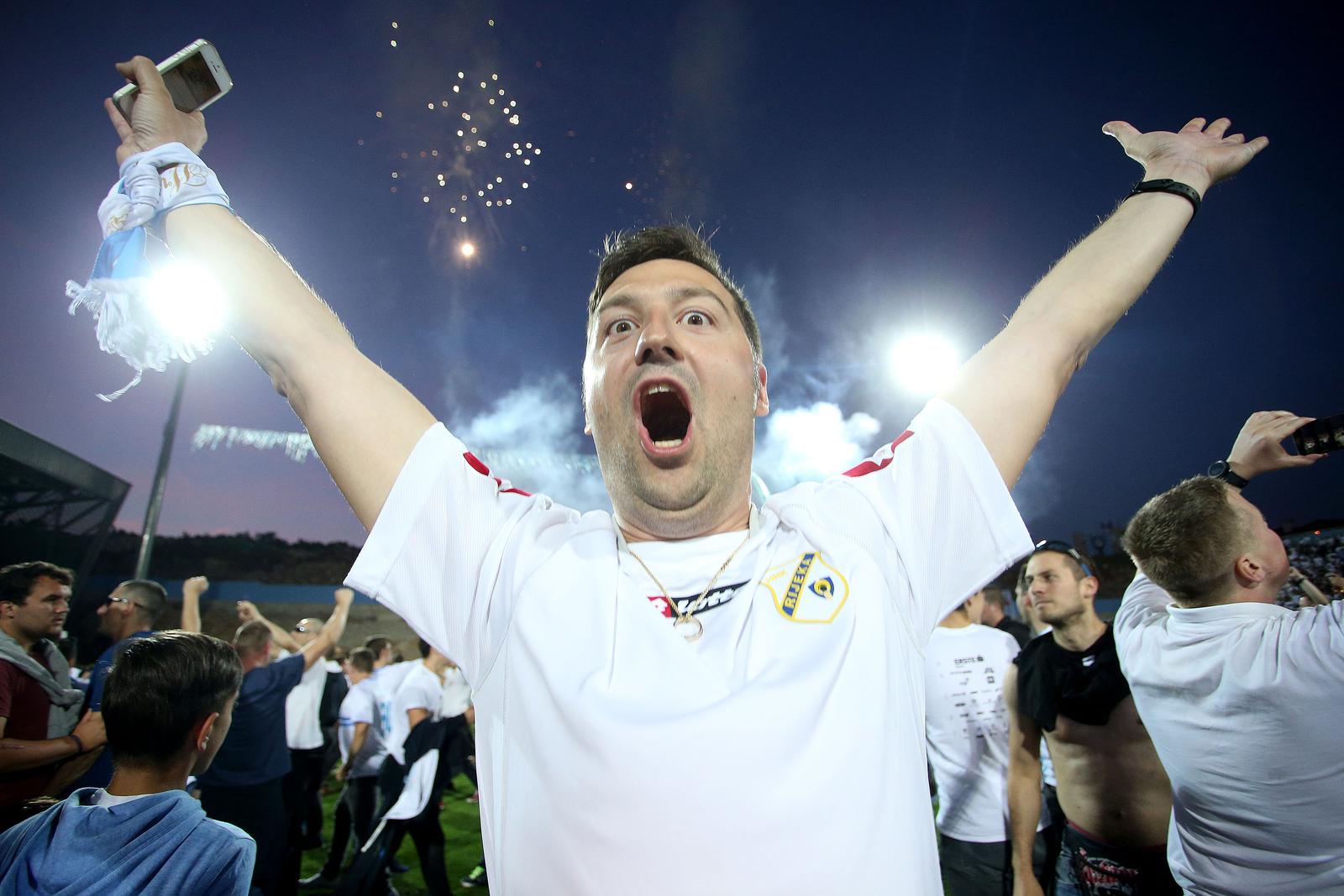 ARHIVA – 2017. Rijeka: Navija?i utr?ali u teren i s igra?ima proslavili povijesni naslov prvaka Hrvatske