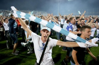 ARHIVA – 2017. Rijeka: Navija?i utr?ali u teren i s igra?ima proslavili povijesni naslov prvaka Hrvatske