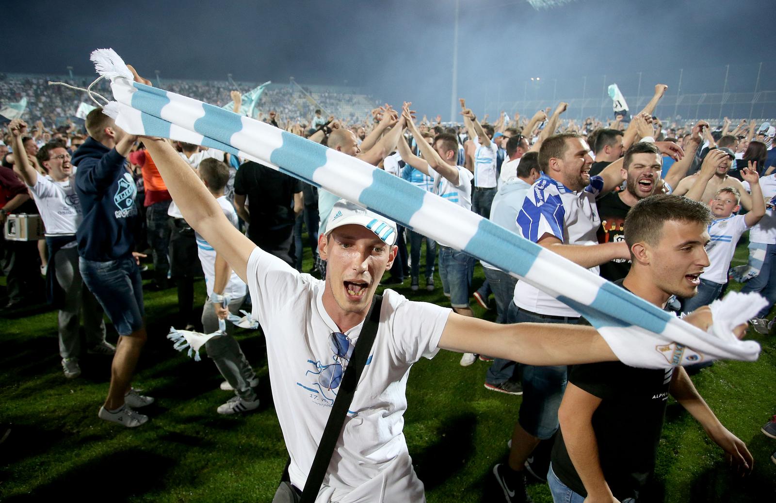 ARHIVA – 2017. Rijeka: Navija?i utr?ali u teren i s igra?ima proslavili povijesni naslov prvaka Hrvatske