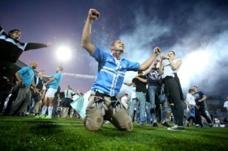 ARHIVA – 2017. Rijeka: Navija?i utr?ali u teren i s igra?ima proslavili povijesni naslov prvaka Hrvatske