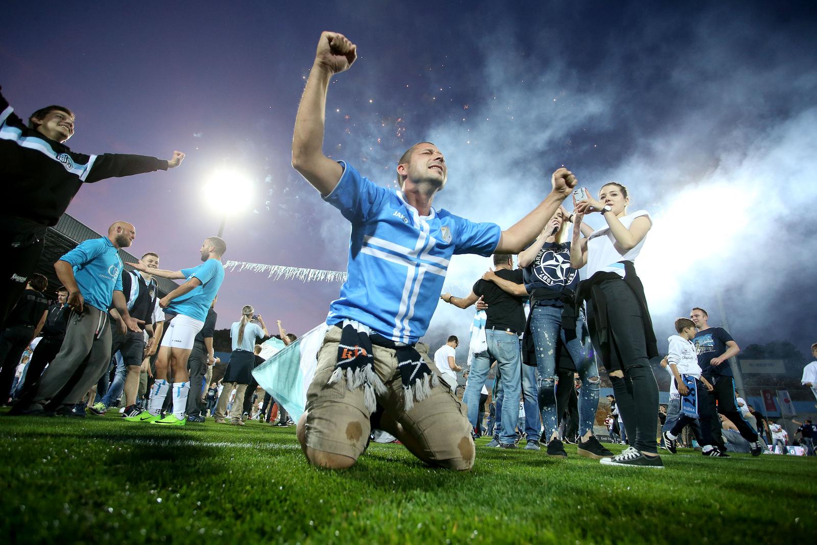 ARHIVA – 2017. Rijeka: Navija?i utr?ali u teren i s igra?ima proslavili povijesni naslov prvaka Hrvatske