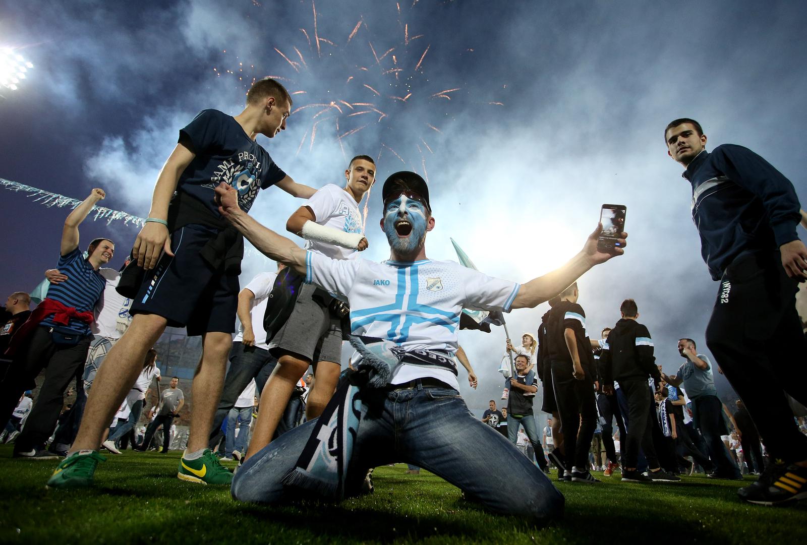 ARHIVA – 2017. Rijeka: Navija?i utr?ali u teren i s igra?ima proslavili povijesni naslov prvaka Hrvatske