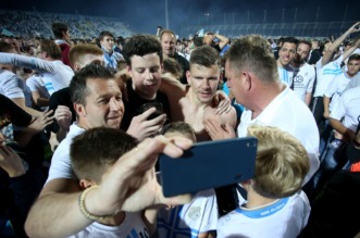 ARHIVA – 2017. Rijeka: Navija?i utr?ali u teren i s igra?ima proslavili povijesni naslov prvaka Hrvatske