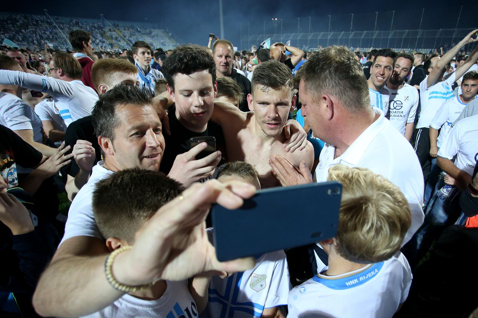 ARHIVA – 2017. Rijeka: Navija?i utr?ali u teren i s igra?ima proslavili povijesni naslov prvaka Hrvatske