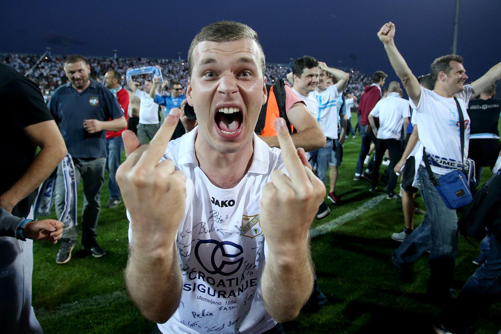 ARHIVA – 2017. Rijeka: Navija?i utr?ali u teren i s igra?ima proslavili povijesni naslov prvaka Hrvatske