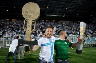 ARHIVA – 2017. Rijeka: Navija?i utr?ali u teren i s igra?ima proslavili povijesni naslov prvaka Hrvatske