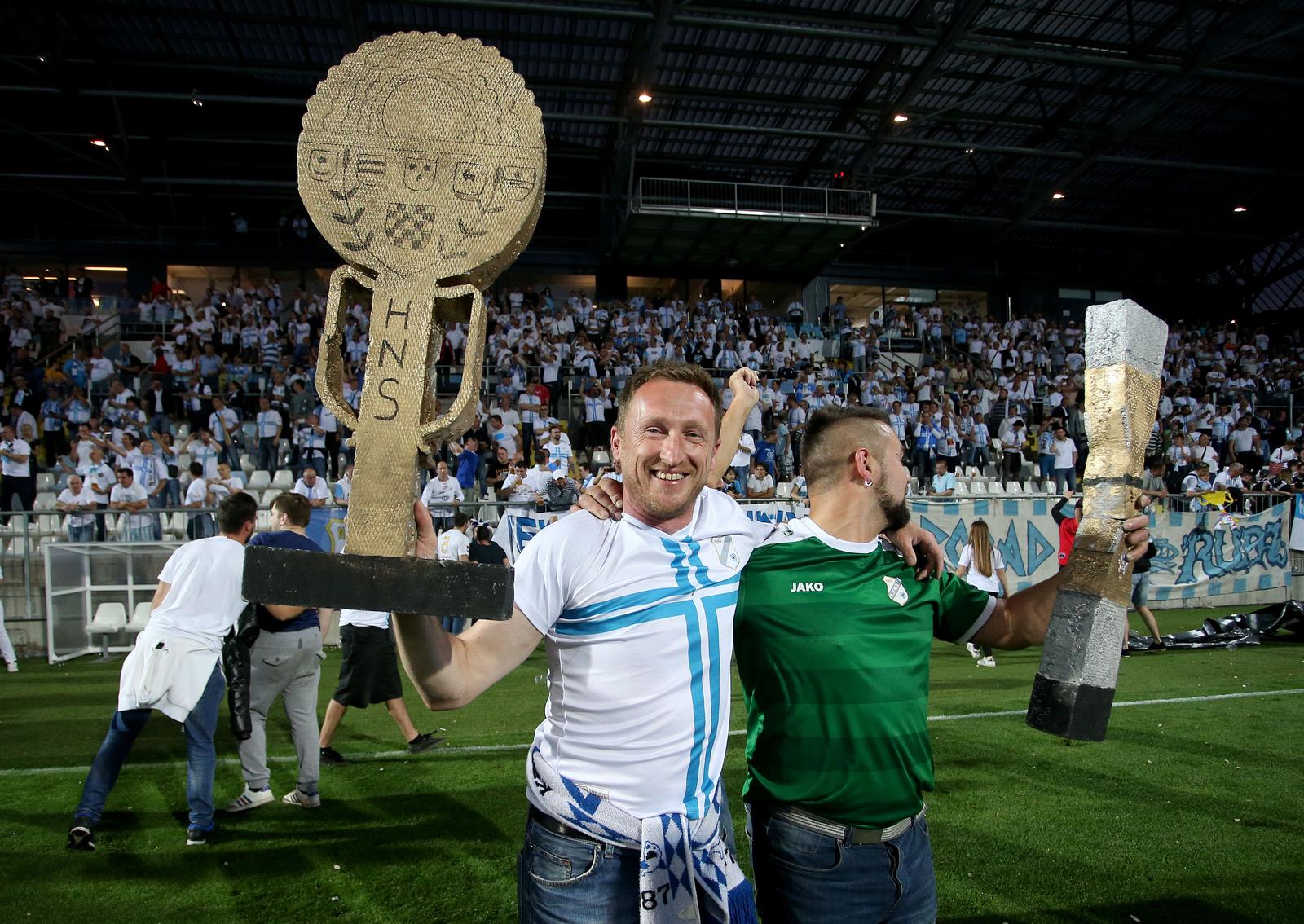 ARHIVA – 2017. Rijeka: Navija?i utr?ali u teren i s igra?ima proslavili povijesni naslov prvaka Hrvatske