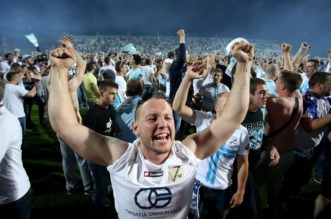 ARHIVA – 2017. Rijeka: Navija?i utr?ali u teren i s igra?ima proslavili povijesni naslov prvaka Hrvatske