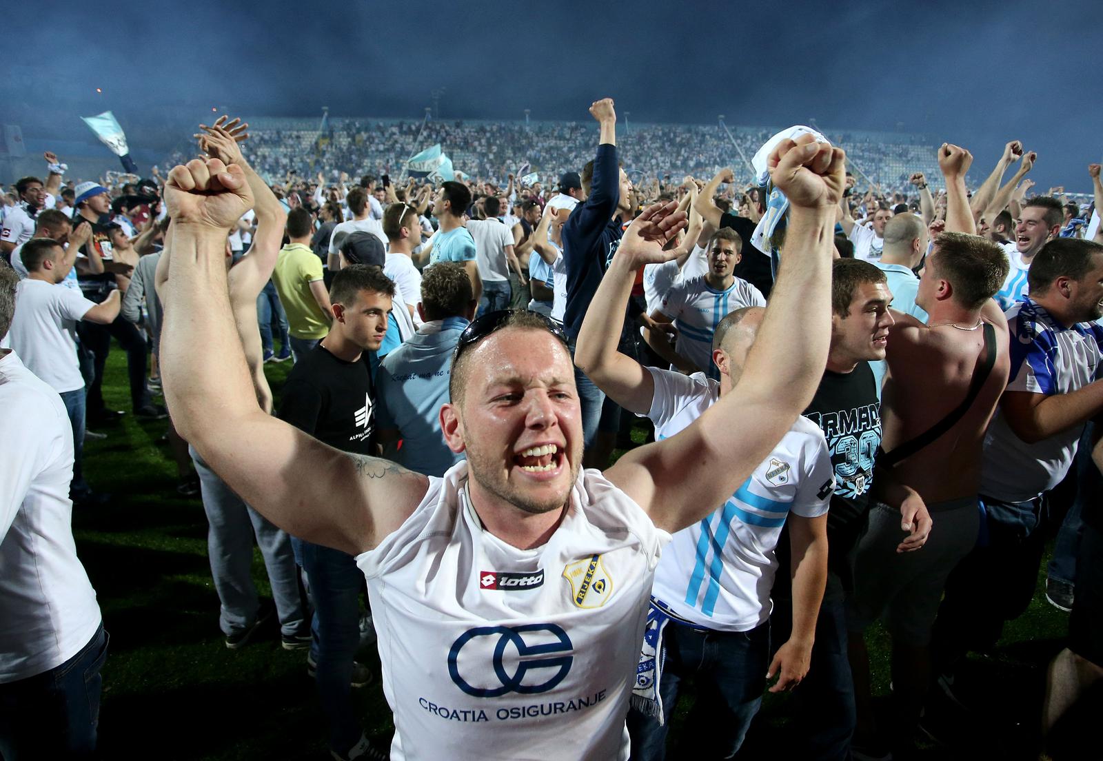 ARHIVA – 2017. Rijeka: Navija?i utr?ali u teren i s igra?ima proslavili povijesni naslov prvaka Hrvatske