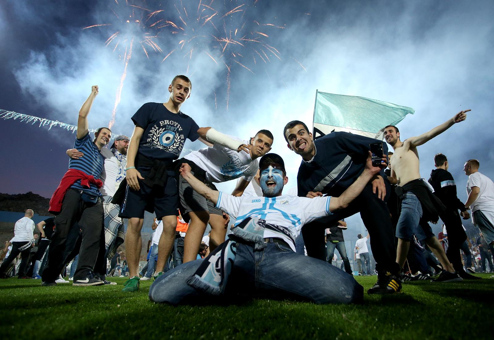 ARHIVA – 2017. Rijeka: Navija?i utr?ali u teren i s igra?ima proslavili povijesni naslov prvaka Hrvatske