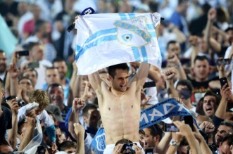 ARHIVA – 2017. Rijeka: Navija?i utr?ali u teren i s igra?ima proslavili povijesni naslov prvaka Hrvatske