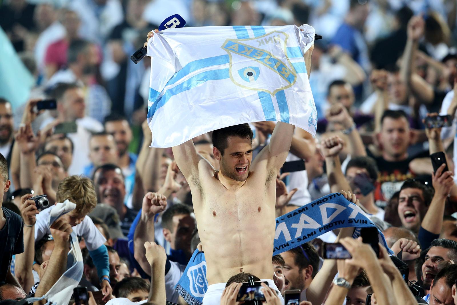 ARHIVA – 2017. Rijeka: Navija?i utr?ali u teren i s igra?ima proslavili povijesni naslov prvaka Hrvatske