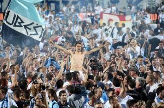 ARHIVA – 2017. Rijeka: Navija?i utr?ali u teren i s igra?ima proslavili povijesni naslov prvaka Hrvatske