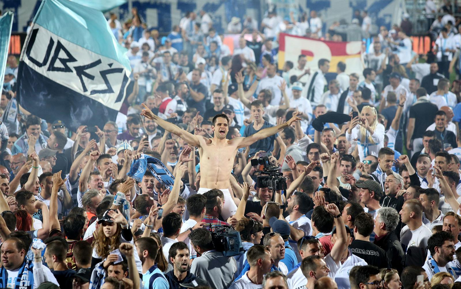 ARHIVA – 2017. Rijeka: Navija?i utr?ali u teren i s igra?ima proslavili povijesni naslov prvaka Hrvatske