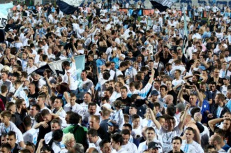 ARHIVA – 2017. Rijeka: Navija?i utr?ali u teren i s igra?ima proslavili povijesni naslov prvaka Hrvatske