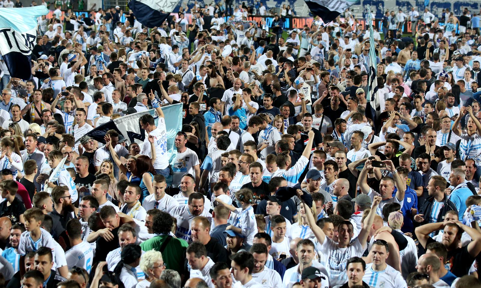 ARHIVA – 2017. Rijeka: Navija?i utr?ali u teren i s igra?ima proslavili povijesni naslov prvaka Hrvatske