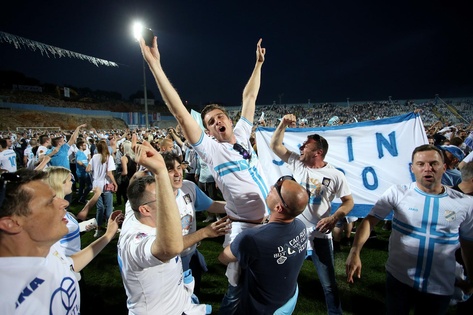 ARHIVA – 2017. Rijeka: Navija?i utr?ali u teren i s igra?ima proslavili povijesni naslov prvaka Hrvatske