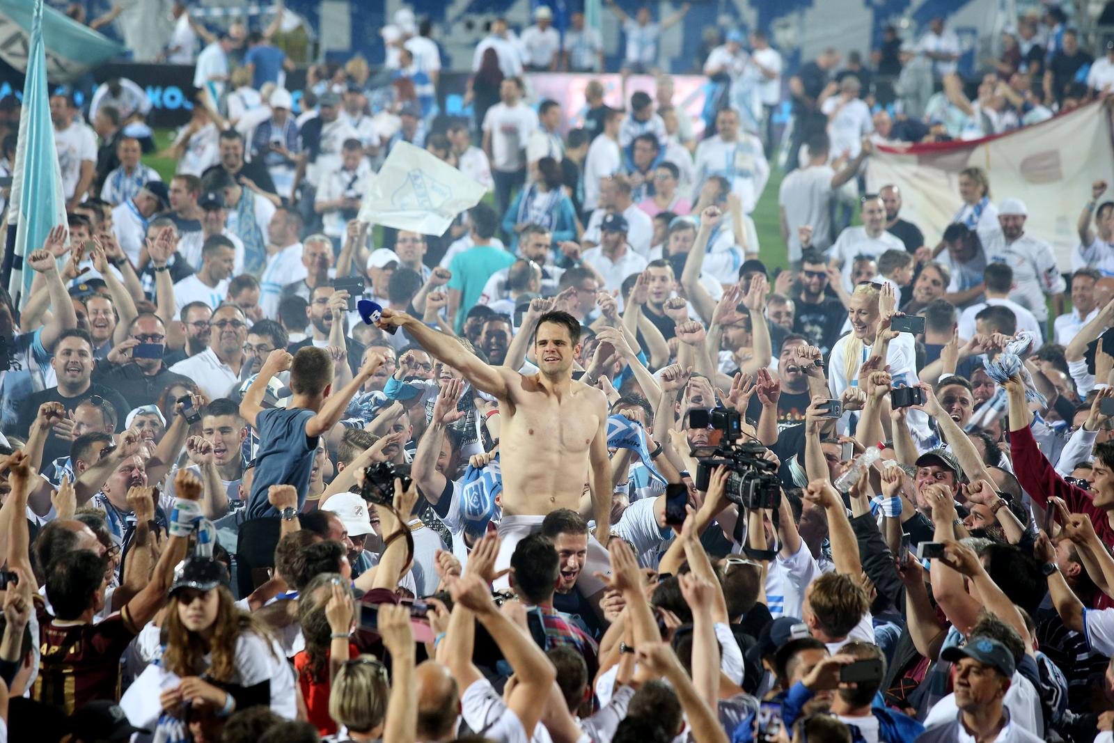 ARHIVA – 2017. Rijeka: Navija?i utr?ali u teren i s igra?ima proslavili povijesni naslov prvaka Hrvatske