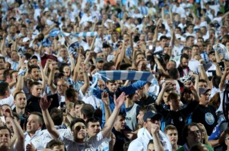 ARHIVA – 2017. Rijeka: Navija?i utr?ali u teren i s igra?ima proslavili povijesni naslov prvaka Hrvatske