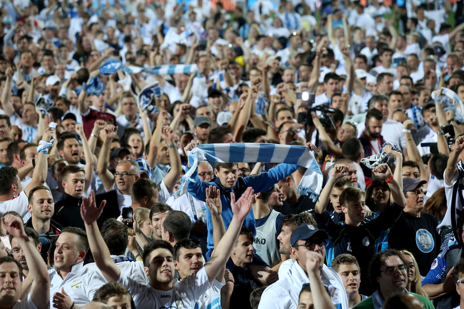 ARHIVA – 2017. Rijeka: Navija?i utr?ali u teren i s igra?ima proslavili povijesni naslov prvaka Hrvatske