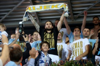 ARHIVA – 2017. Rijeka: Navija?i utr?ali u teren i s igra?ima proslavili povijesni naslov prvaka Hrvatske