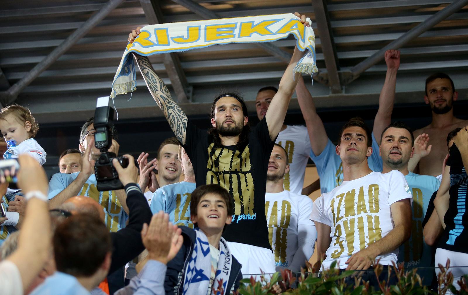ARHIVA – 2017. Rijeka: Navija?i utr?ali u teren i s igra?ima proslavili povijesni naslov prvaka Hrvatske
