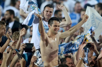 ARHIVA – 2017. Rijeka: Navija?i utr?ali u teren i s igra?ima proslavili povijesni naslov prvaka Hrvatske